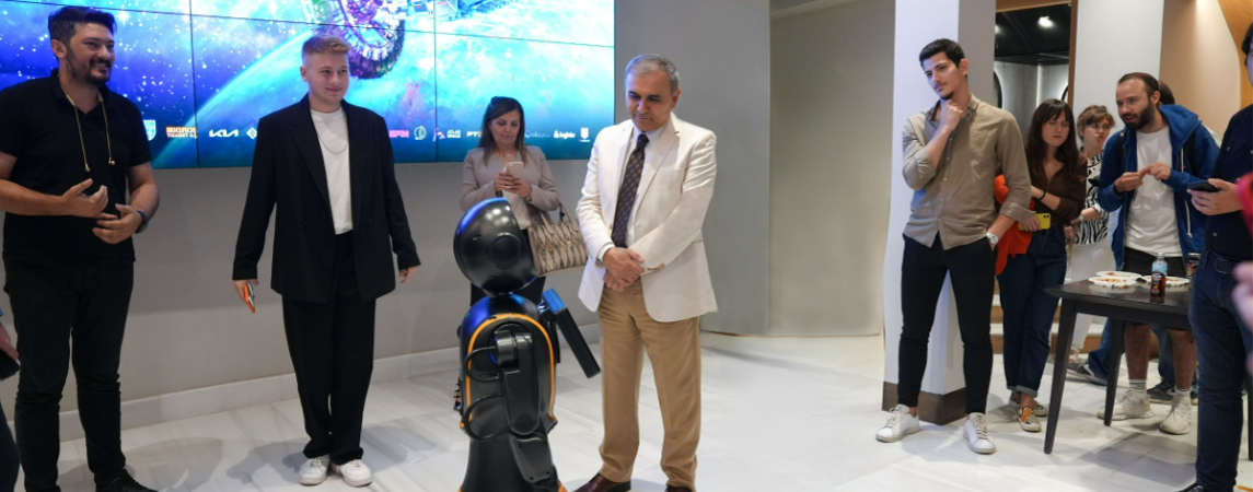 HALİÇ ÜNİVERSİTESİ REKTÖRÜ PROF. DR. ZAFER UTLU, DÜNYANIN İLK İNSANSI ROBOT MÜZESİNİ ZİYARET ETTİ